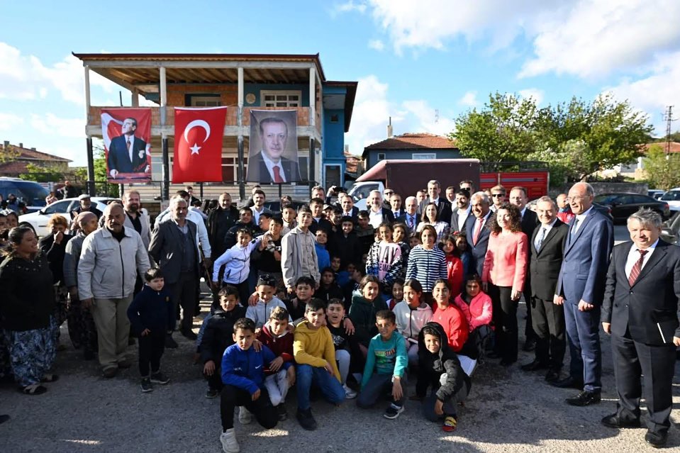 Valimiz Sayın Uğur Turan, kıymetli eşi Nihal Turan Hanımefendi ile birlikte Namık Kemal Mahallesini ziyaret etti. 