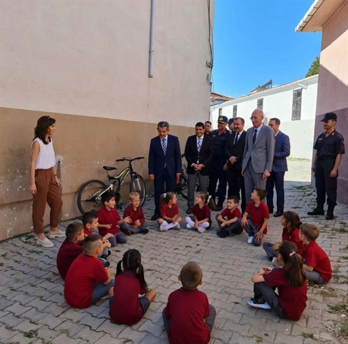  Valimiz Sayın Birol EKİCİ Kıyıköy Ortaokulunu ziyaret etti.